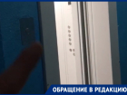 Добро пожаловать в 19 век: руками открывать дверь лифта приходится жителям дома в Волгодонске