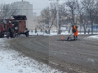«Ничему не научились»: в обильный снегопад в Волгодонске приступили к ямочному ремонту дорог 