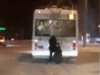 Два подростка-зацепера в Волгодонске устроили экстремальную езду на троллейбусе