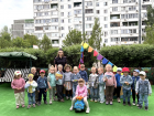 Юные волгодонцы подарили инспекторам ГИБДД самодельный талисман к 90-летию службы 