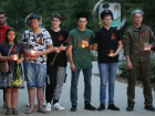 Молодежь помнит: волгодонцы зажгли свечи в парке Победы на аллее звезд городов-героев
