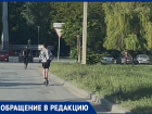 Летний кошмар на колесах: дети на самокатах, оккупировали проезжую часть