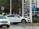 Автомобиль протаранил троллейбусный столб у торгового центра