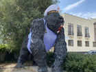 Ко дню Военно-морского флота приодели легендарную гориллу в Волгодонске