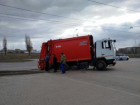 Задняя часть мусоровоза ушла под землю напротив «поля дураков» в Волгодонске