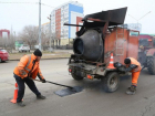 На дорогах Волгодонска активно устраняют сверхнормативную ямочность 