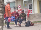 «Завидуйте, рабочий люд!»: шайка маргиналов распивает спиртное в 9 утра в центре Волгодонска