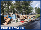 «Детскую площадку тоже скоро завалят этой помойкой»: огромная груда брошенных диванов заполонила центр старого города