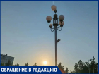 «На одном проводке держится»: жители просят починить сломанный фонарь на площади Курчатова