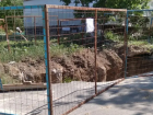 Дерзкие хулиганы снесли ограду вокруг коммунальной ямы на улице М. Кошевого: стала известна причина беспорядка на М-26