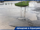 В «море» превращается двор в квартале В-5 в Волгодонске во время дождя