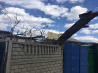 Упавшее от ветра дерево повредило дом на Горького в Волгодонске
