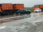Водитель ВАЗа врезался в КАМАЗ, чтобы не сбить собаку на трассе в Цимлянском районе