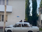 Качество советское!: на Первомайском столб выстоял после тарана легковушкой  