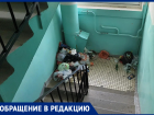 «Гора мусора, которую они не собираются убирать»: неудачная прочистка мусоропровода превратила подъезд в вонючую свалку 