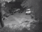 В Волгодонске под прицел камеры видеонаблюдения попала молодежь, ночью сливающая бензин с чужой машины