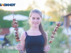 «Пахнет, как мясо»: шашлык без соли приготовила участница «Мисс Блокнот» Алина Сбитнева