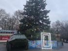 Фотозона за забором и БТР у елки: такой новогодний Волгодонск 