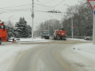 Дороги и тротуары от снега дорожная техника в Волгодонске убирает с самого утра 
