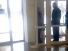 Охранник информцентра РоАЭС и странная посетительница вступили в неравный бой и попали на видео 