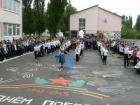 «За них, родных, любимых, желанных таких» - в школе №15 состоялся флешмоб в память о защитниках Отечества