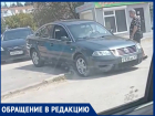 «Пешеход - не столб, обойдет?»: горожанка возмущена дерзкой парковкой водителя на тротуаре