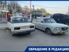 Заброшенные автомобили занимают парковку на площади Молодова