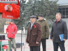 В Волгодонске под дождем пенсионерам прочли лекцию о революционных буржуа-инноваторах