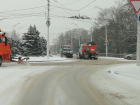 Тяжелая коммунальная техника вышла на борьбу со снегопадом в Волгодонске 