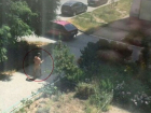 Голый мужчина попал в объектив камеры во время дневной прогулки по Волгодонску
