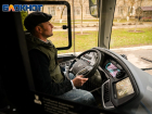 «Хорошая машина!»: экс-волгодонец вернулся из Москвы, чтобы учить водителей работать на электробусах 