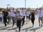 Участники VIP-забега в Волгодонске финишировали, взявшись за руки
