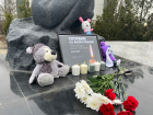 Волгодонцы несут цветы и игрушки в память жертв теракта в Крокус Сити Холле на мемориал в микрорайоне В-У