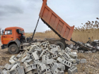Два КАМАЗа в Волгодонске сбросили в камыши остатки сгоревшего дома