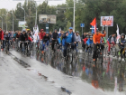 В Волгодонске несмотря на дождь сотни людей вышли покрутить педали