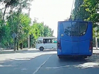 «Новый разворот для общественного транспорта?»: волгодонской автомобилист возмутился разворотом маршрутки на Первомайской