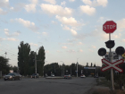 Часть ж/д переездов в Волгодонске оборудовали знаками из-за поломки светофоров  