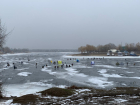 Риск жизнью ради хобби: около 200 волгодонцев вышли на тонкий лед Ново-Соленовского котлована 