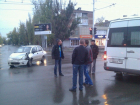 В Волгодонске таксист на «Матизе» проскочил на красный свет и врезался в пассажирский микроавтобус