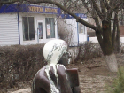 В Волгодонске вандалы изуродовали памятник «Девушка с книгой»