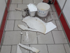 В Волгодонске часть потолка в магазине «Радеж» рухнула от дождя, едва не задев посетителя
