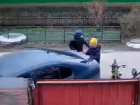  «Это же дети!»: малолетние воры оторвали и украли значок с автомобиля в старом городе
