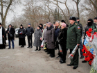 Память 29 горожан, погибших на Северном Кавказе, почтили на Аллее почетных захоронений в Волгодонске