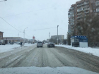 Каша на дорогах и сугробы по колено: Волгодонск продолжает бороться со снежной стихией 