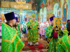 В день Святой Троицы в храмах Волгодонска состоялись праздничные службы 