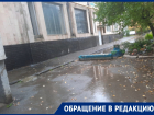 «Мешают спать»: по инициативе пенсионерки в одном из дворов Волгодонска перегородили проезд