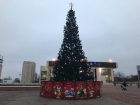 Главная елка «нового» города украсила площадь перед ДК им. Курчатова в Волгодонске