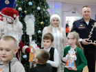 В Волгодонске Дед Мороз из полиции принес детям сладости