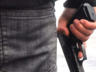 Вооруженный пистолетом мужчина на улице отобрал у волгодончанки деньги 