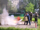 Волгодонским школьникам дали опробовать себя в роли борцов с пожарами  